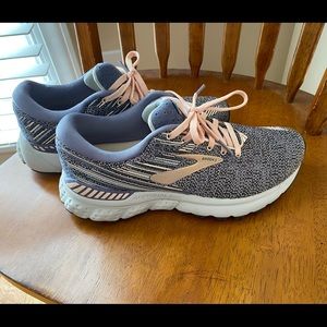 Brooks Adrenaline 19 - Size 7.5 medium